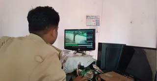 सीसीटीवी देखकर जांच करता पुलिसकर्मी। जागरण