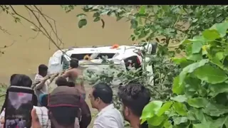 पानी में बही कार। फाइल फोटो
