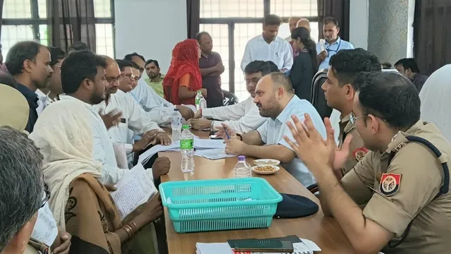 प्रतापगढ़ में कमिश्नर का कड़ा एक्शन: 11 अफसरों का वेतन रोका, संपूर्ण समाधान दिवस पर लापरवाही पर गिरी गाज
