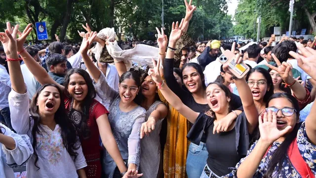 डूसू के चुनाव परिणाम आने के बाद खुशी जाहिर करतीं छात्राएं। जागरण