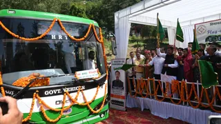 डिप्टी सीएम ने चंबा में इलेक्ट्रिक बसों को हरी झंडी दिखाई। जागरण