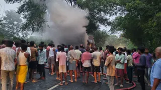 ट्रक में लगी आग। फोटो जागरण