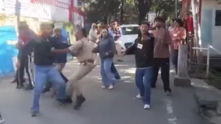 हिमाचल प्रदेश विश्विद्यालय शिमला में भिड़ते छात्र नेता व बचाव करती पुलिस।