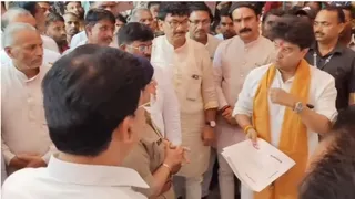 कलेक्टर व एसपी को हिदायत देते केंद्रीय मंत्री ज्योतिरादित्य सिंधिया। (वीडियो ग्रैब)