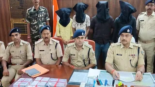 गिरफ्तार साइबर अपराधियों के साथ जामताड़ा की पुलिस। (फोटो जागरण)