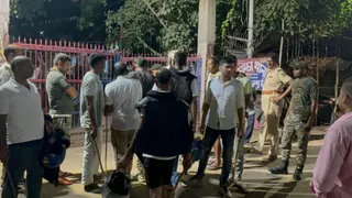 Jamui Jhajha Police Attacked: जमुई में प्रतिमा विसर्जन के दौरान पुलिस पर हमला! थाना गेट पर पथराव में SHO समेत 6 घायल, पांच उपद्रवियों पर शिकंजा