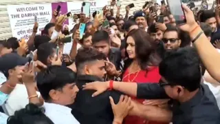 बिहारशरीफ में प्रशंसकों से घिरीं काजल राघवानी को बाहर ले जाते निजी गार्ड। वीडियो ग्रैब