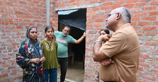 बिरसिंहपुर में रिंकी के घर पहुंचे जिलाधिकारी जितेन्द्र प्रताप सिंह। जागरण