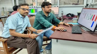 अस्थि सेंसर तैयार करने वाले MNNIT के एप्लाइड मैकेनिक्स विभाग के सहायक प्रोफेसर डॉ..अभिषेक तिवारी (दाएं), साथ में आशुतोष मिश्र। जागरण