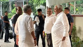 दिल्ली से आने के बाद नीतीश कुमार से मिलने पहुंचे ललन सिंंह। सौ-एक्स