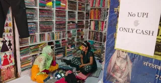 अछल्दा बाजार की एक रेडिमेड गारमेंट्स पर चस्पा 'नो यूपीआइ, आनली कैश' नोटिस। जागरण