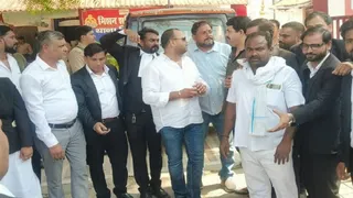प्रयागराज में साथी के खिलाफ केस दर्ज होने से शिवकुटी थाने के समक्ष आक्रोश जताते अधिवक्ता। जागरण