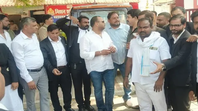 प्रयागराज में वकील के खिलाफ केस दर्ज करने पर हंगामा, साथी अधिवक्ताओं ने थाने का घेराव कर रास्ताजाम किया