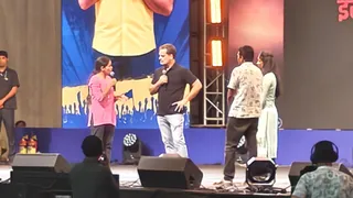 मंच पर युवाओं से संवाद करते राहुल गांधी (फोटो- जागरण)