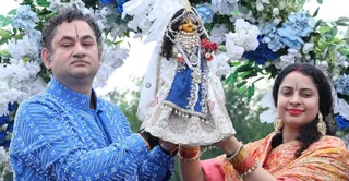 सीएसजेएमयू के हेलीपैड स्थित मैदान में राधा अष्टमी पर आयोजित कार्यक्रम में भक्तों को मनमोहिनी किशोरी राधा रानी के दर्शन कराते कथावाचक पुंडरीक गोस्वामी व साथ में रेणुका गोस्वामी । फोटो: संजय यादव
