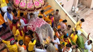 राधाष्टमी पर बरसाना में लाड़िली जी मंदिर में जन्मोत्सव मनाते सेवायत।