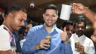 अमृतसर के ज्ञानी टी-स्टॉल पर पहुंचे राघव चड्ढा।