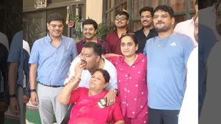 रंजय सिंह हत्याकांड में बरी होने के बाद घर में परिवार के सदस्यों के साथ हर्ष सिंह (लड्डू खाते)। (फोटोः जागरण)