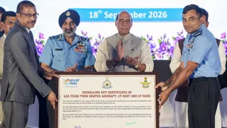 रक्षा मंत्री राजनाथ सिंह और एयर चीफ मार्शल ने सौंपा सिग्नलिंग आउट सर्टिफिकेट(फोटो: पीटीआई)
