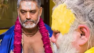 गुरु गौरांगीशरण महाराज का आर्शीवाद लेते संत प्रेमानंद।