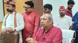 प्रयागराज के सर्किट हाउस में मीडिया से बातचीत करते मत्स्य विभाग मंत्री डॉ. संजय निषाद। जागरण