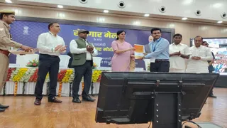 प्रयागराज के राजर्षि टंडन मुक्त विश्वविद्यालय में आयोजित रोजगार मेला में प्रतिभागी को नियुक्ति पत्र देतीं केंद्रीय मंत्री अनुप्रिया पटेल। जागरण