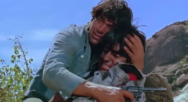 'शोले' के क्लाइमैक्स में Dharmendra ने गुस्से में लोड कर दी थी
असली बंदूक, बिग बी के कान के पास से निकली थी गोली