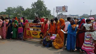 उत्तम फाइंनेंस कंपनी के खिलाफ कार्रवाई मांग को लेकर हंसडीहा थाना के सामने सड़क जाम करतीं महिलाएं।