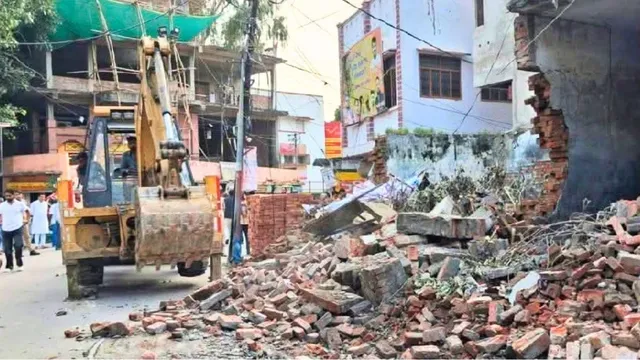 रुदौली में अतिक्रमण पर चला बुलडोजर, तीन दिन की मोहलत से दुकानदारों में मची अफरातफरी
