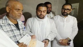 बलिया में नेपाल बाढ़ त्रासदी पीड़ित परिवार को दिवंगत विधायक के पुत्र ने दी दो लाख की सहायता।