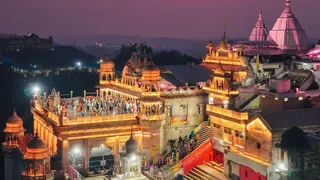 Radha Ashtami 2026: रंगीन रोशनी में राधारानी मंदिर।