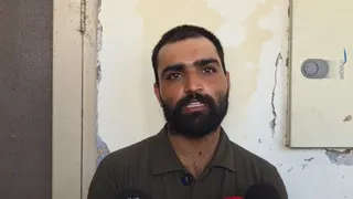 घायल बच्ची का पिता जानकारी देता हुआ।