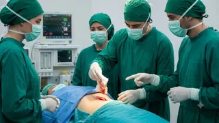 वाराणसी में प्रसव के बाद महिला के पेट में छूटा कपड़ा, डॉक्टरों पर लापरवाही का आरोप। (AI Image)