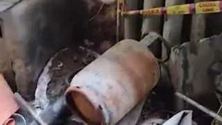 तिलक नगर के शाहपुरा में लगी आग के बुझने के बाद जांच में मिला एक और सिलिंडर। जागरण