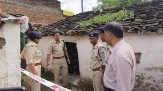 मौके पर पड़ताल करती पुलिस।