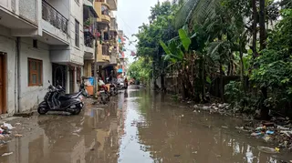 वैशाली सेक्टर- तीन एफ में पाइप लाइन टूटने केकारण गली में भरा पेयजल। सुधी पाठक