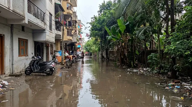 साहिबाबाद: गंगाजल पाइपलाइन फटने से वैशाली में पेयजल संकट, निगम पर लापरवाही का आरोप
