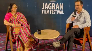 मेरठ में जागरण फिल्म फेस्टिवल के संवाद सत्र में अभिनेत्री दीपिका चिखलिया से वार्ता करते दैनिक जागरण के संपादकीय प्रभारी रवि प्रकाश तिवारी।