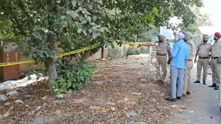 मिले शव की जांच करते हुए पुलिस।