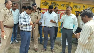 बलिया में बाढ़ राहत किट घोटाला: निजी मकान से 66 किट बरामद, लेखपाल पर केस।