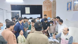 हड्डी वार्ड में हंगामा करते लोग व मौजूद सीएमएस।
