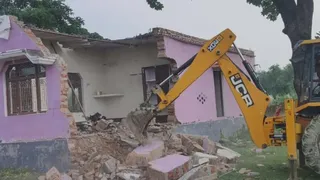 दस करोड़ की लागत से बनने वाले स्टेडियम की जमीन से जेसीबी से हटाया अतिक्रमण।