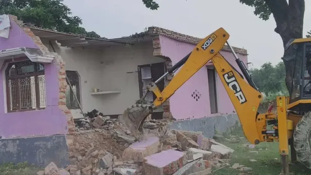 गाजीपुर में 10 करोड़ की लागत से बनेगा स्टेडियम, अतिक्रमण पर चला बुलडोजर
