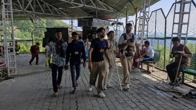 Vaishno Devi: वैष्णो देवी जा रहे हैं? RFID कार्ड लेकर ही करें चढ़ाई, जानें हेलीकॉप्टर सेवा और ट्रैक का ताज अपडेट
