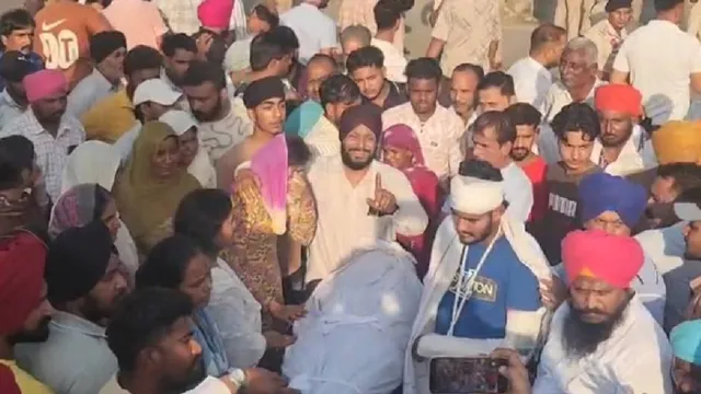 डंडों से पीटा और तलवार से काटा... कुरुक्षेत्र में रास्ते के विवाद में युवक की मौत, परिजनों ने शव रखकर किया सड़क जाम
