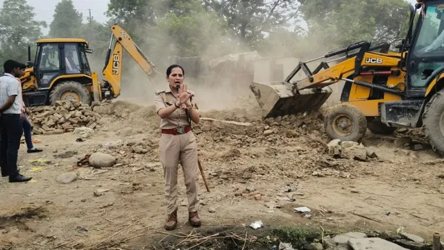 लखीमपुर में हाईवे चौड़ीकरण के लिए महौता बस्ती पर चला बुलडोजर, सुप्रीम कोर्ट के आदेश का पालन
