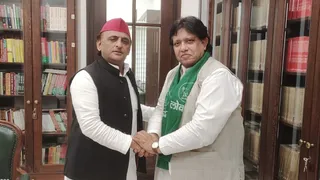 लखनऊ में सपा के राष्ट्रीय अध्यक्ष अखिलेश यादव से भेंट करते हुए लोकदल के राष्ट्रीय अध्यक्ष सुनील सिंह। सौ. पार्टी
