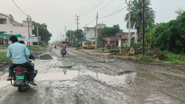 सीएम योगी के आदेशों की मैनपुरी में अनदेखी: बरेली-इटावा राजमार्ग 34 पर बड़े-बड़े गड्ढे, राहगीर परेशान
