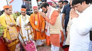 माता लल्लेश्वरी के चित्र पर पुष्प अर्पित कर नमन करते मुख्यमंत्री नायब सिंह सैनी। जागरण