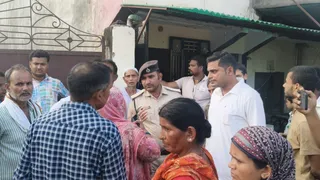 महिला की मौत के बाद प्राइवेट क्लीनिक पर हंगामा करते स्वजन। जागरण